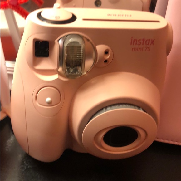 I’m selling an instax mini 7s camera - Picture 2 of 4